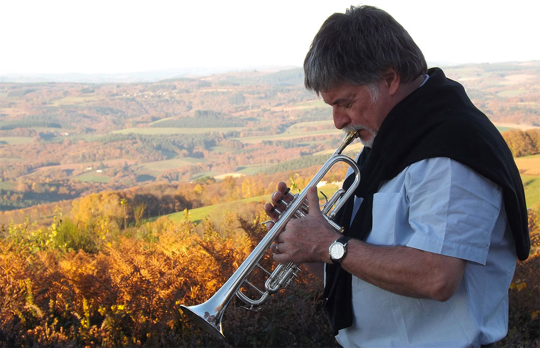 homme qui joue de la trompette